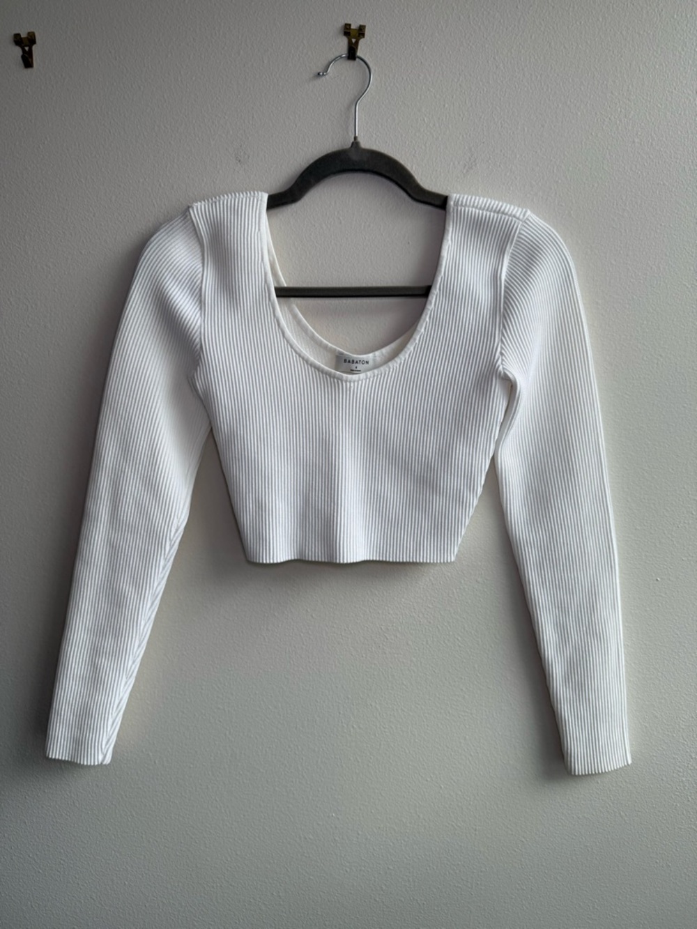 Aritzia Babaton Sculpt Knit Scoop-Neck Long Sleeve Crop Top in White